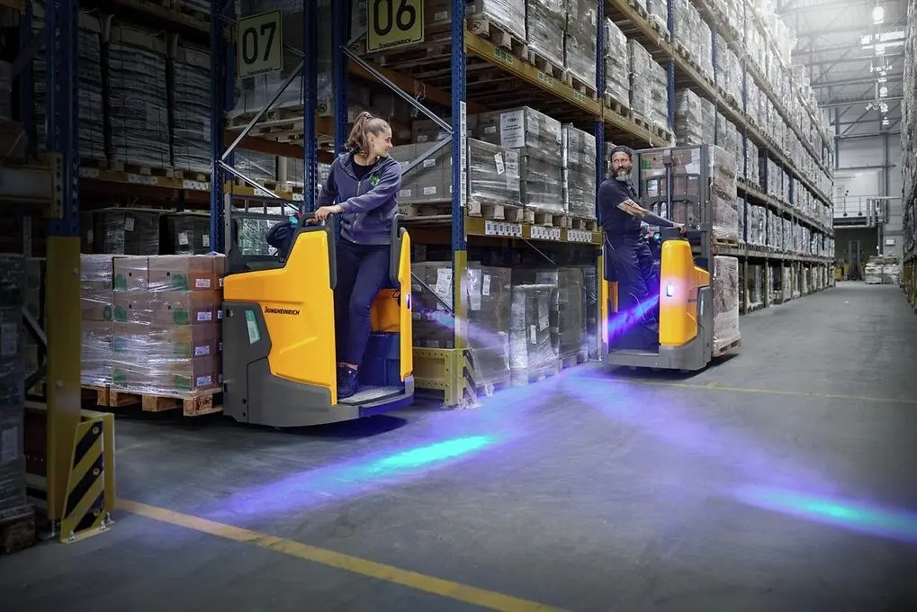 Тележка электрическая самоходная Jungheinrich ERE 225i, 2500 кг, 1150 x 535 мм, с фиксированной платформой для оператора, Li-Ion с батареей 360 Ah