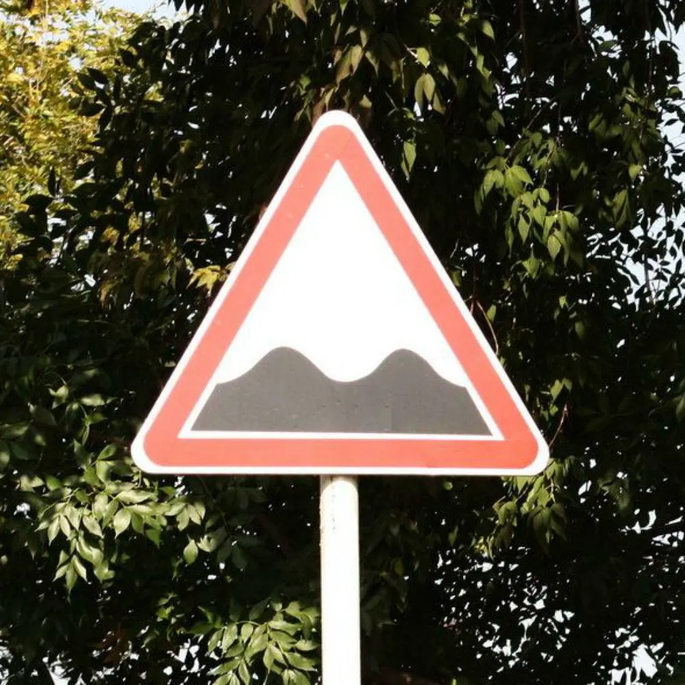 Предупреждающий знак 1.16 — Неровная дорога