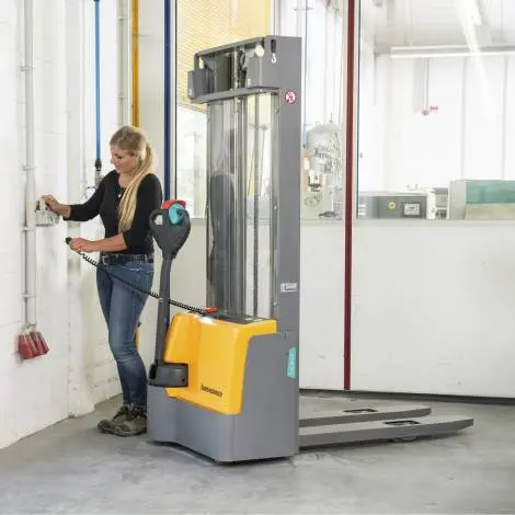 Штабелер электрический самоходный Jungheinrich EJC M10 h3, 2500 мм