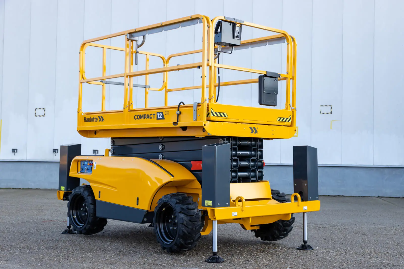 Самоходный ножничный дизельный подъемник Haulotte Compact 12 DX