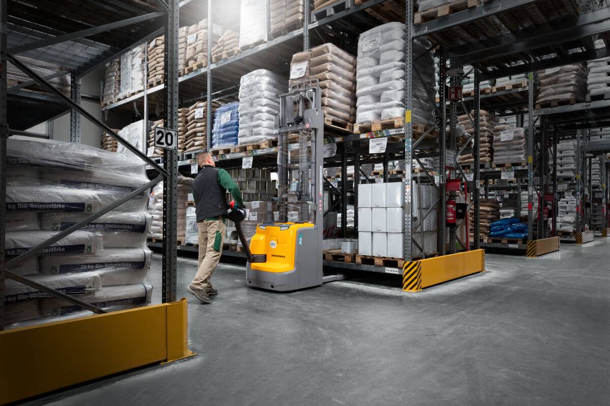 Штабелер электрический самоходный Jungheinrich EJC 220z ZT, 2540 мм для двух паллет