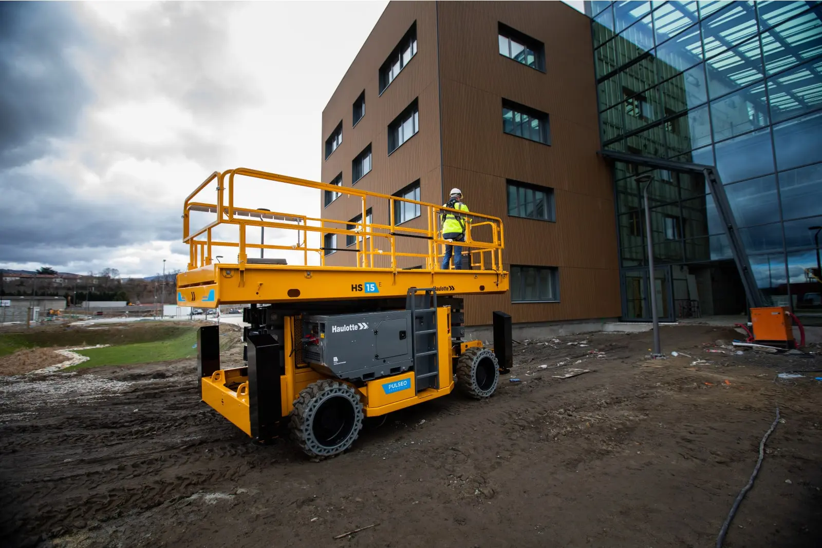 Самоходный электрический ножничный подъемник Haulotte HS15E