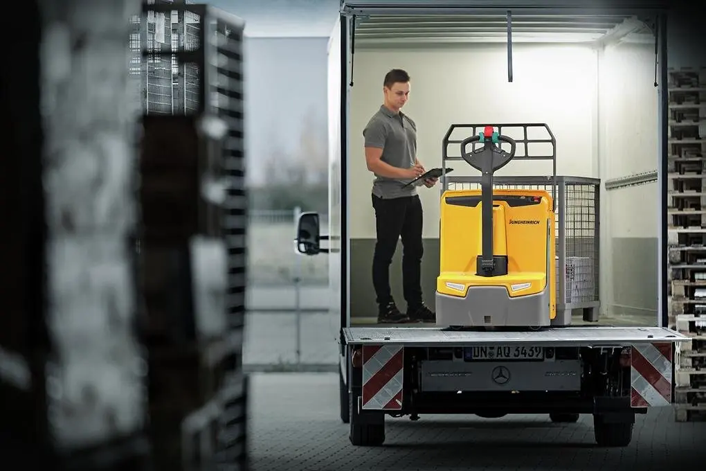 Тележка электрическая самоходная Jungheinrich EJE 116, 1600 кг, 1150 x 535 мм, свинцово-кислотная АКБ 375 Ah