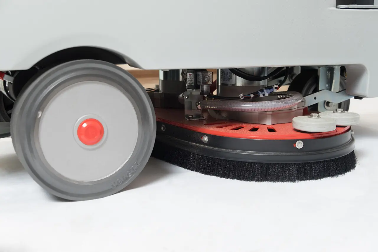 Поломоечная машина аккумуляторная с местом оператора Bennett Ranger R660b с литиевой АКБ 120 а/ч