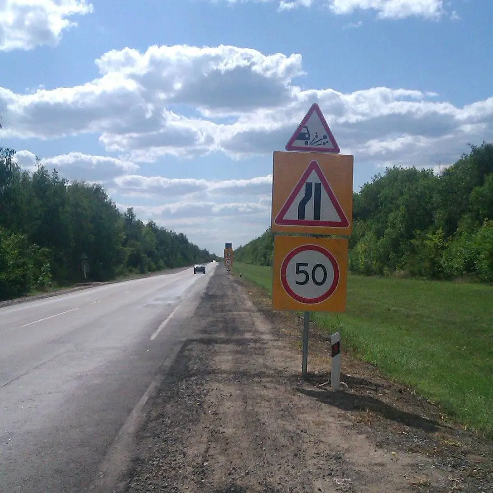 Предупреждающий знак 1.18 — Выброс гравия