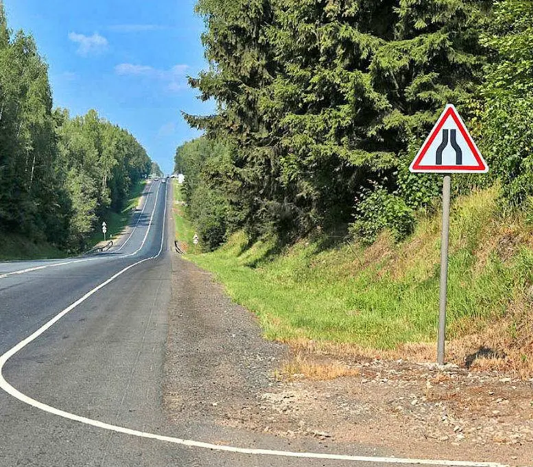 Предупреждающий знак 1.20.1 — Сужение дороги