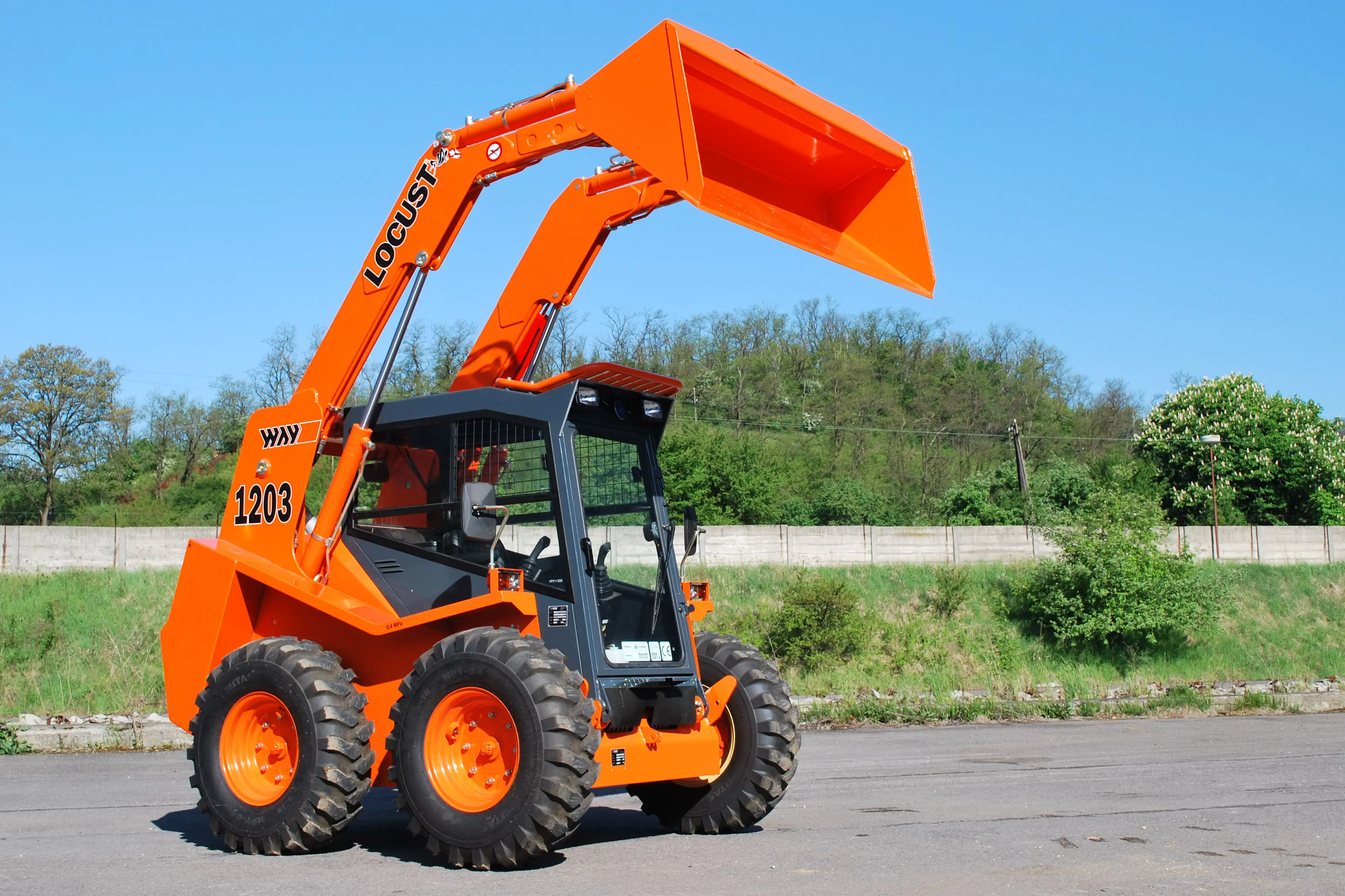 Мини-погрузчик LOCUST L1203