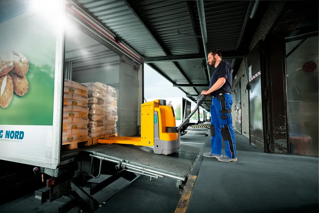 Тележка электрическая самоходная Jungheinrich EJE 225r, 2500 кг, 1150 x 540 мм, свинцово-кислотная АКБ 375 Ah