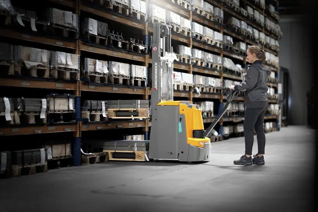 Штабелер электрический самоходный Jungheinrich EJD 222 ZT, 2560 мм с консолью управления и опорными лапами