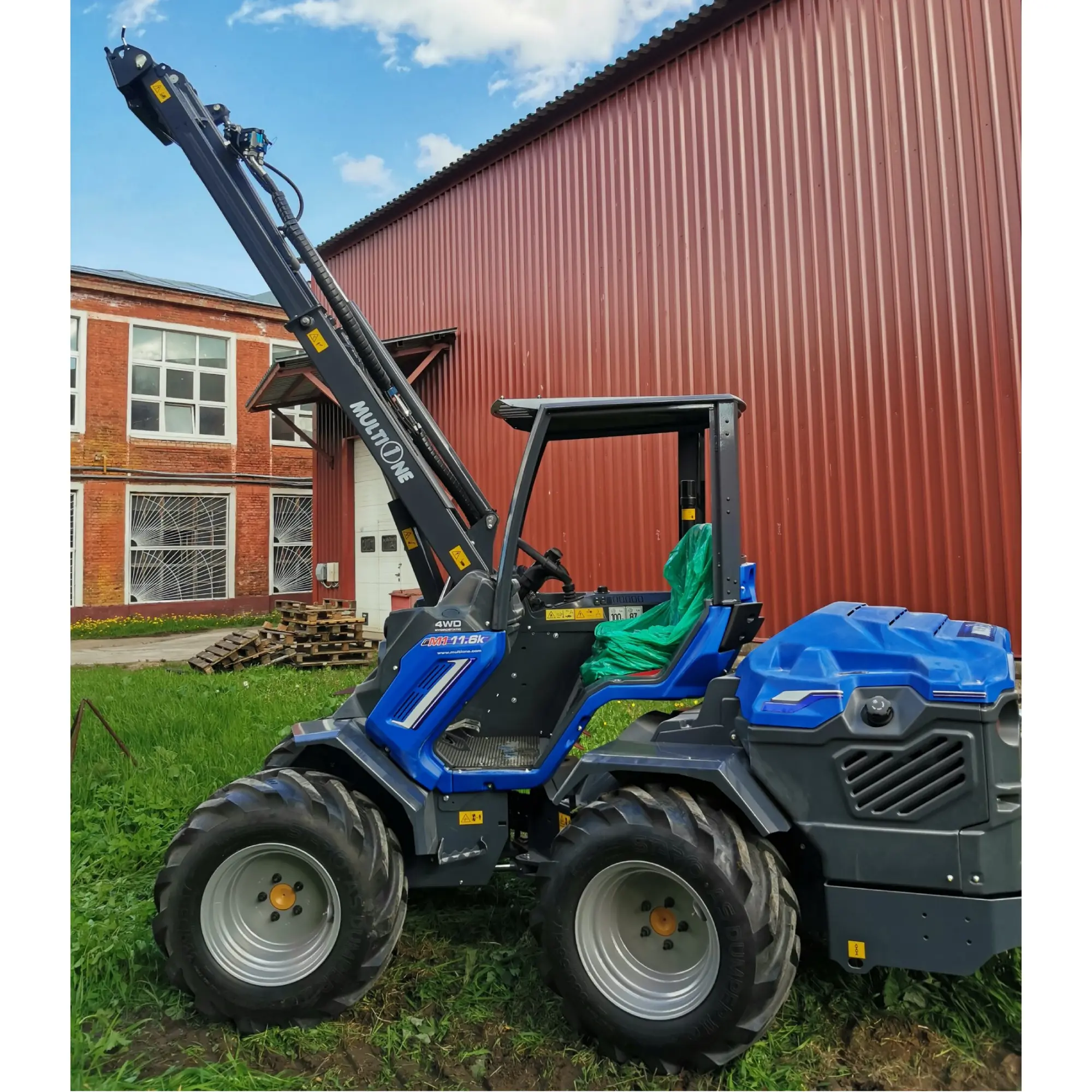 Многофункциональный шарнирно-сочлененный мини-погрузчик MULTIONE 7.2 K standart