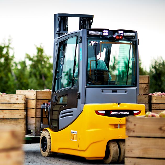 Электрический погрузчик Jungheinrich EFG 220 DZ, 4640 мм с Т-образной станцией для замены АКБ