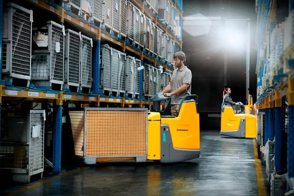 Тележка электрическая самоходная ERE 125, 2500 кг, 1150 x 535 мм, с фиксированной платформой оператора, свинцово-кислотная АКБ 250 Ah