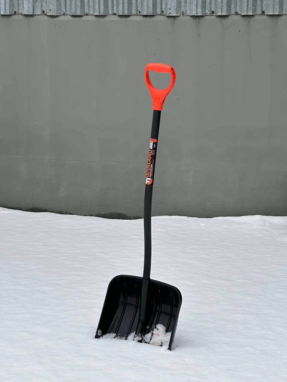 Finland снеговая лопата с алюминиевым черенком