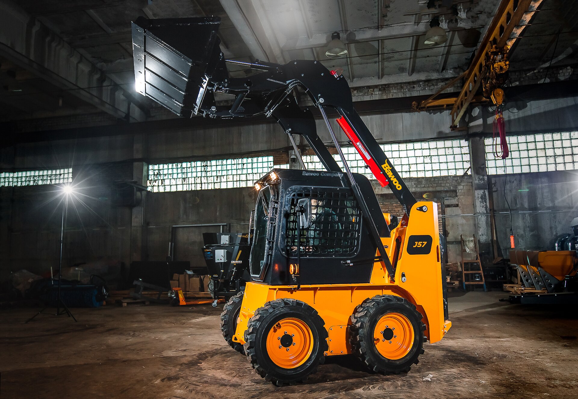 Мини-погрузчик с бортовым поворотом BAWOO J57 (комплектация зимняя) + усиленный гидропоток (HI FLOW 110 л/мин)