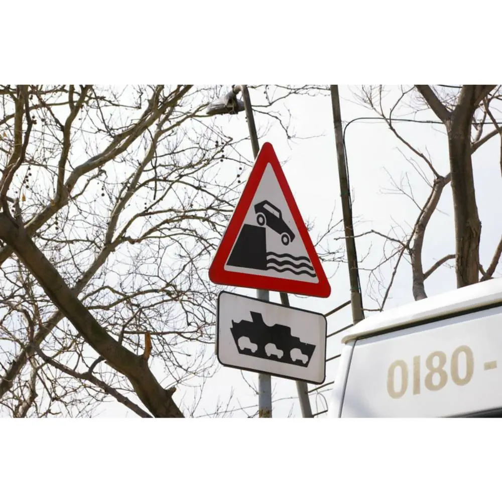 Предупреждающий знак 1.10 — Выезд на набережную