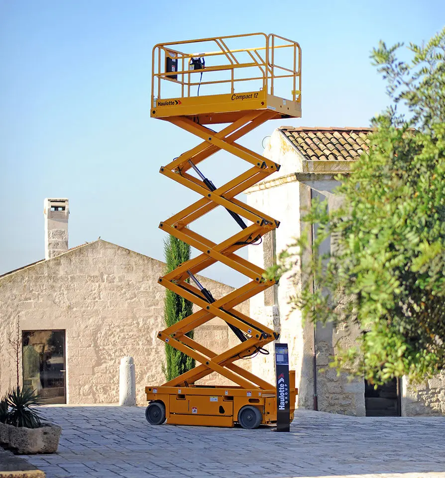 Самоходный ножничный электрический подъемник Haulotte Compact 12