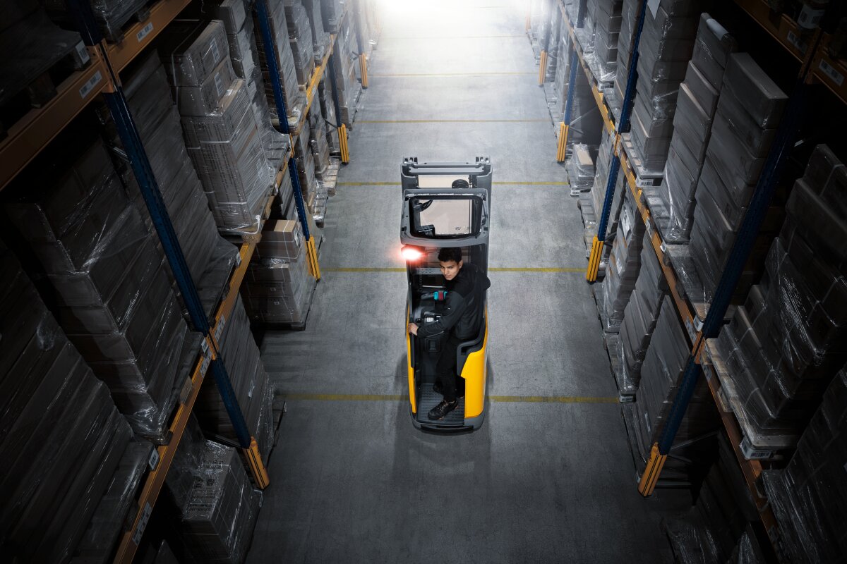 Штабелер электрический самоходный Jungheinrich ERC 216zi DZ, 6000 мм с площадкой для оператора