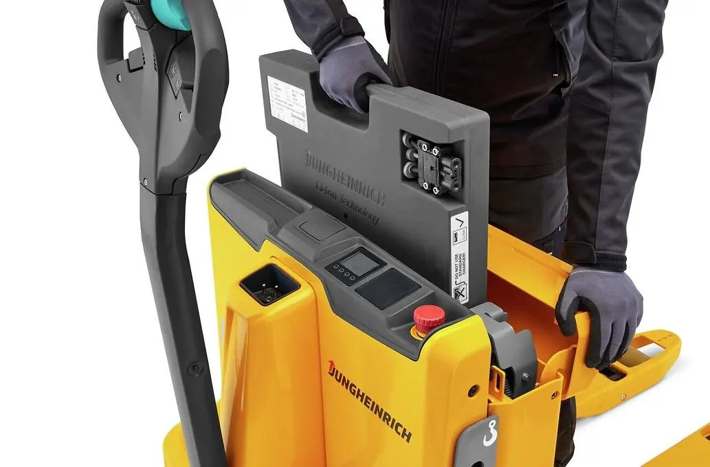 Тележка электрическая самоходная Jungheinrich EJE 118i, 1800 кг, 1150 x 513 мм, Li-Ion с батареей 110 Ah