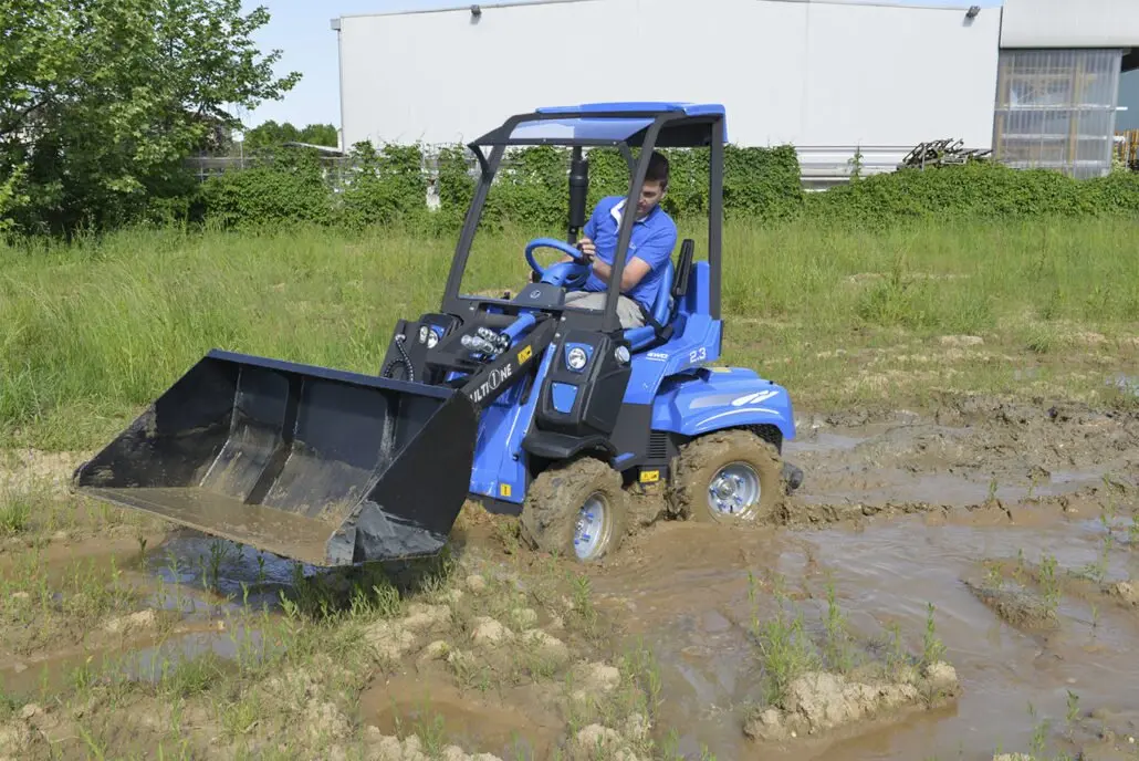 Многофункциональный шарнирно-сочлененный мини-погрузчик MULTIONE 2.3 EFI c остеклением и отопителем