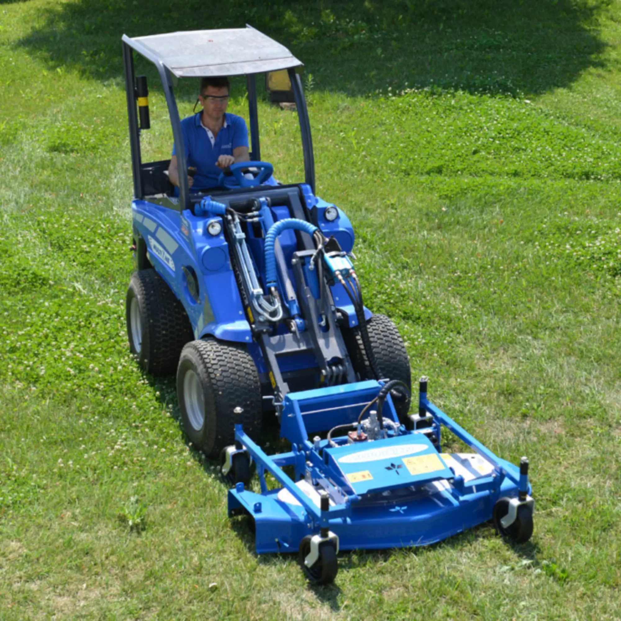 Многофункциональный шарнирно-сочлененный мини-погрузчик MULTIONE 5.3 K standart