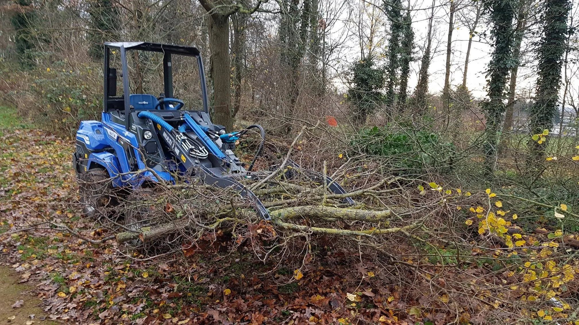 Многофункциональный шарнирно-сочлененный мини-погрузчик MULTIONE 8.5 SK Stage V premium