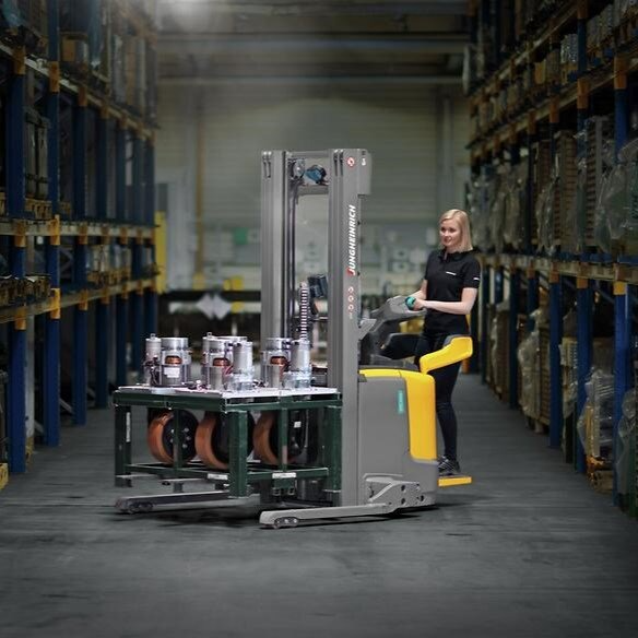 Штабелер электрический самоходный Jungheinrich ERC 216b ZT, 2600 мм с откидной площадкой оператора