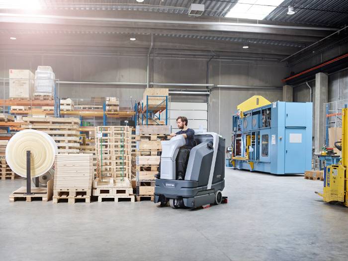 Поломоечная машина аккумуляторная с сиденьем для оператора Nilfisk SC 6000