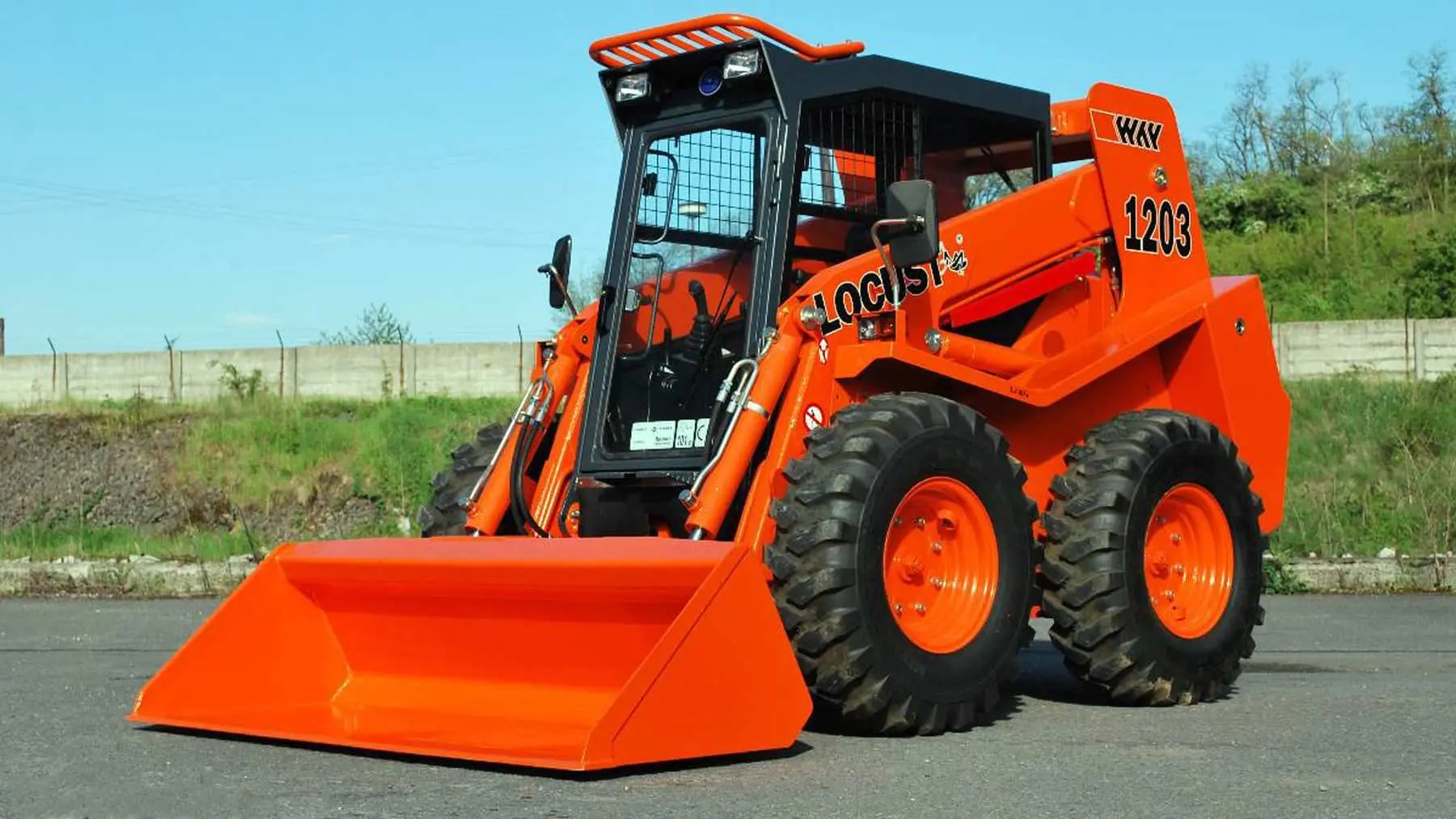 Мини-погрузчик LOCUST L1203