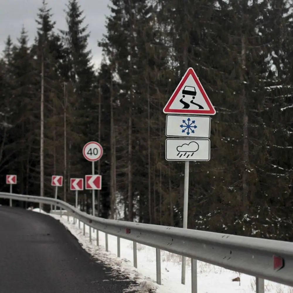 Предупреждающий знак 1.15 — Скользкая дорога