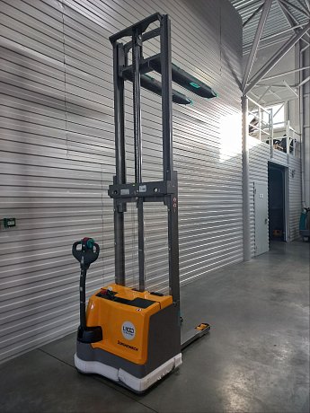 Штабелер электрический самоходный Jungheinrich EJC BA 113, h3 2900 мм, Li-Ion картинка