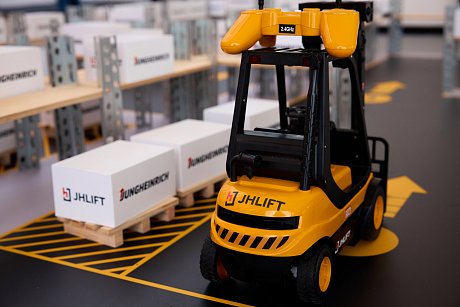 Радиоуправляемый погрузчик JHLIFT картинка