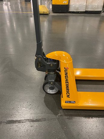 Гидравлическая тележка (рохля) Jungheinrich AM 22 SH/NH C-GV, 2200 кг, 1150х520 мм, с резиновыми колесами картинка