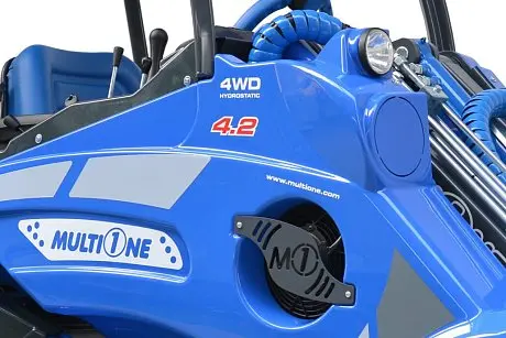 Многофункциональный шарнирно-сочлененный мини-погрузчик MULTIONE 4.2 K картинка