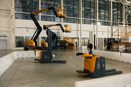 Тележка электрическая самоходная JHLIFT CBD 20X-S, 2000 кг, 1150 x 540 мм, с местом оператора, интегрированная Li-Ion  батарея картинка
