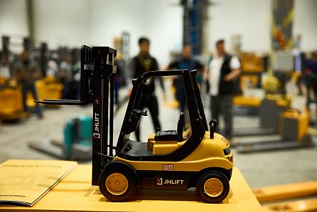 Радиоуправляемый погрузчик JHLIFT картинка