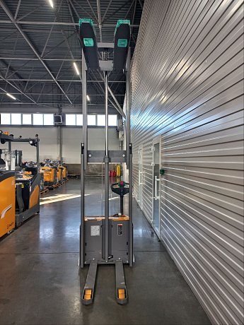 Штабелер электрический самоходный Jungheinrich EJC BA 113, h3 2900 мм, Li-Ion картинка