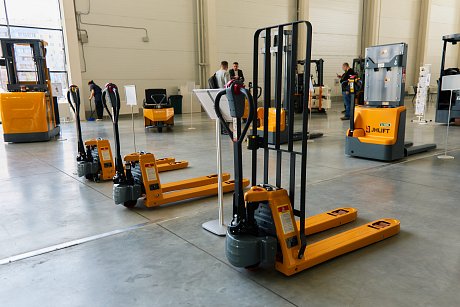 Тележка электрическая самоходная JHLIFT EPT 20H с защитной решеткой груза, 2000 кг, 1150 x 550 мм, Li-Ion с батареей 48V, 15 Ah картинка