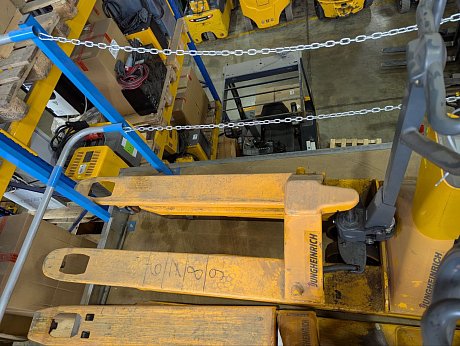 Гидравлическая тележка (рохля) Jungheinrich AM 30 V-BV, 3000 кг, 1220х550 мм, с полиуретановыми колесами картинка