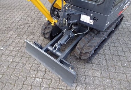 Миниэкскаватор Yuchai YC 18-SR Canopy картинка