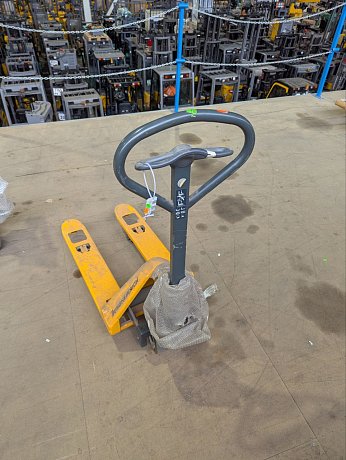 Низкопрофильная гидравлическая тележка (рохля) Jungheinrich AM 15L C-BN, 1500 кг, 950х520 мм, с резиновыми колесами картинка