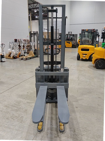 Штабелер электрический самоходный JHLIFT CDD 15 WHL с платформой оператора, 2500 мм, интегрированная Li-Ion батарея картинка