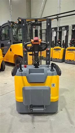 Штабелер электрический самоходный JHLIFT CDD 15 WHL с платформой оператора, 3000 мм, Li-Ion батарея картинка