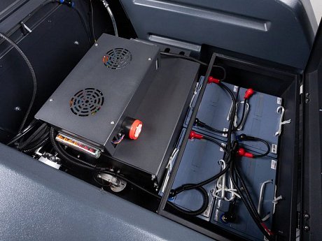 Аккумуляторная подметальная машина с местом оператора Chancee U135 с АКБ (90 а/ч С5) картинка