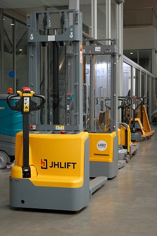 Штабелер электрический самоходный JHLIFT JHL15, 2500 мм, AGM картинка