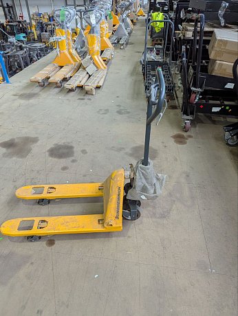 Низкопрофильная гидравлическая тележка (рохля) Jungheinrich AM 15L C-BN, 1500 кг, 950х520 мм, с резиновыми колесами картинка