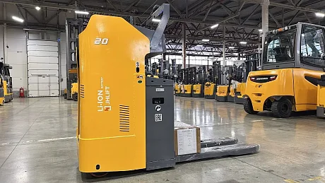 Тележка электрическая самоходная JHLIFT CBD 20X-A, 2000 кг, 1150 x 540 мм, с сиденьем оператора картинка