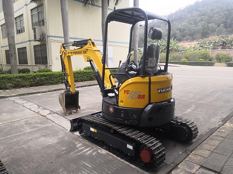 Миниэкскаватор Yuchai U27 c закрытой кабиной картинка