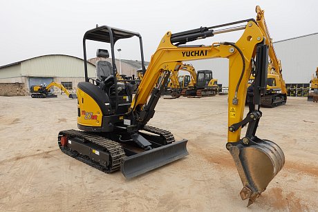Миниэкскаватор Yuchai U27 c закрытой кабиной картинка