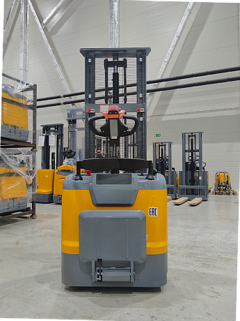 Штабелер электрический самоходный JHLIFT CDD 15 WHL с платформой оператора, 2500 мм, интегрированная Li-Ion батарея картинка