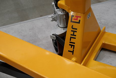 Гидравлическая тележка (рохля) с ножничным подъемом JHLIFT HLS1500N, 1500 кг, 1150х540 мм, с полиуретановыми колесами картинка